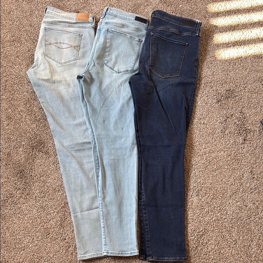 Abercrombie & Fitch Set of Three Denim Jeans in Blue Shades Sz 32